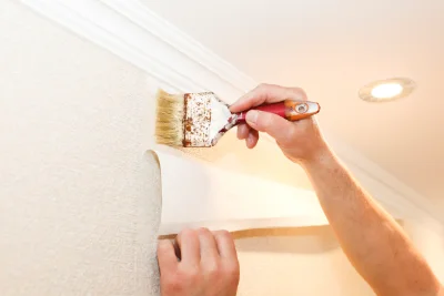 Pose de papier peint à Occhiatana — revêtements muraux et toiles de verre